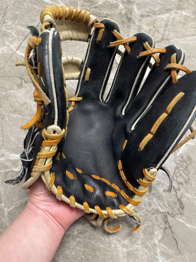 黒いレザー軟式グローブ