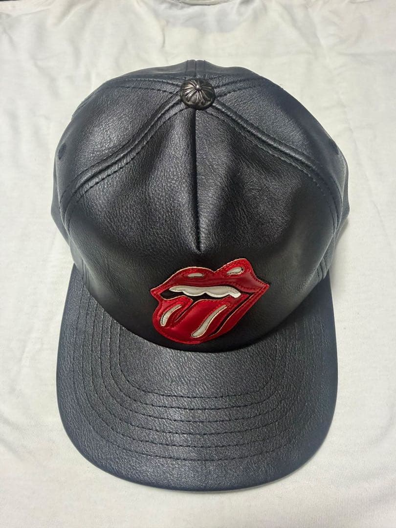 ロゴ付きレザー風黒キャップ