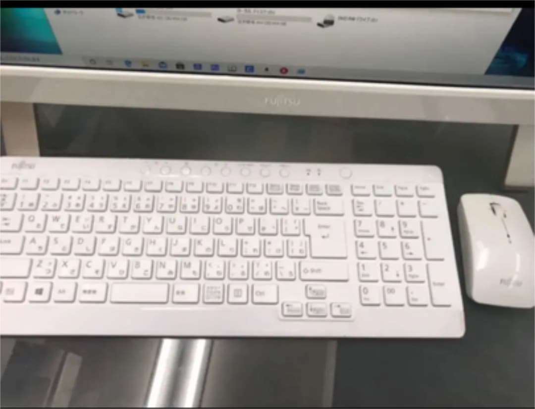 ① Windows10 カメラ付き富士通一体型21.5型、無線マウス、キーボード