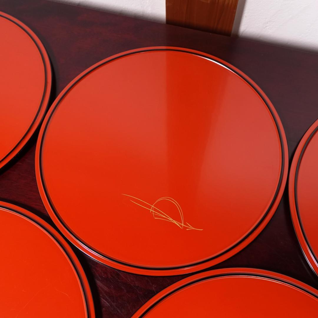 輪島塗 八井珠蔵 朱塗 裏黒塗 沈金結び松 丸盆 5客 共箱