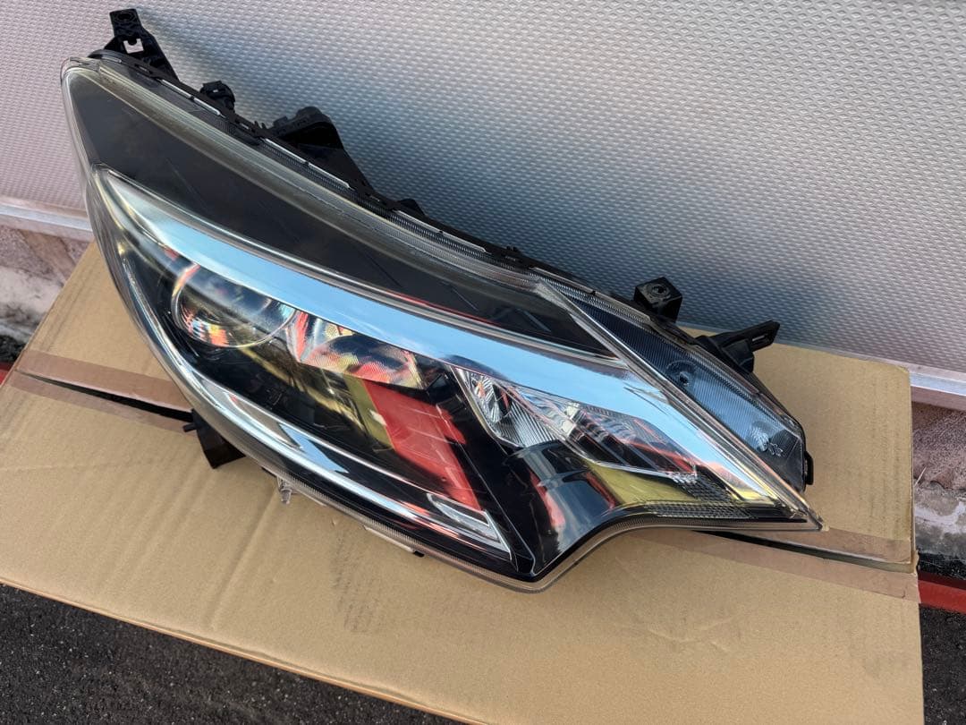 チラチラ様☆H30年3月式日産　E12 ノート　中古　右ヘッドランプハウジング☆