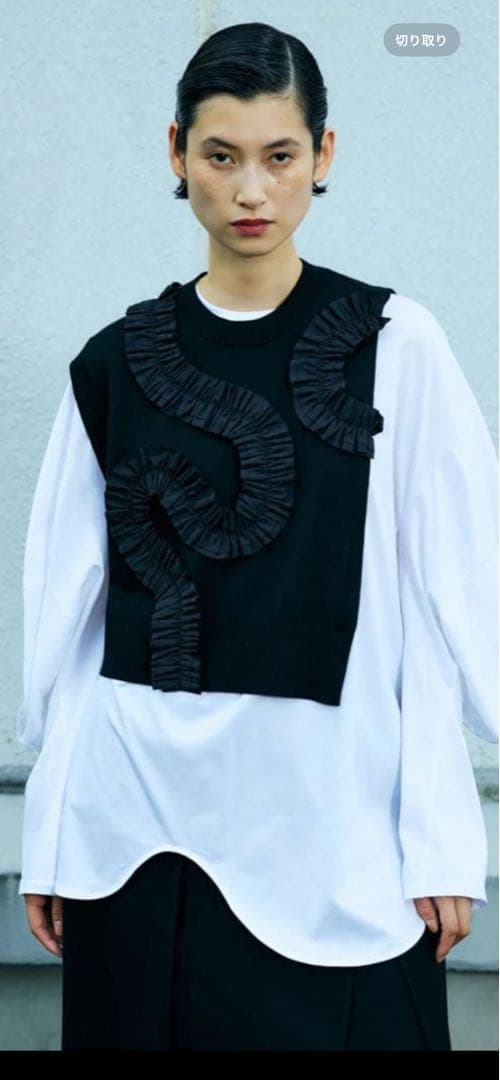 ENFOLD 2024AW BLACKニットベスト フリル装飾 アシンメトリー