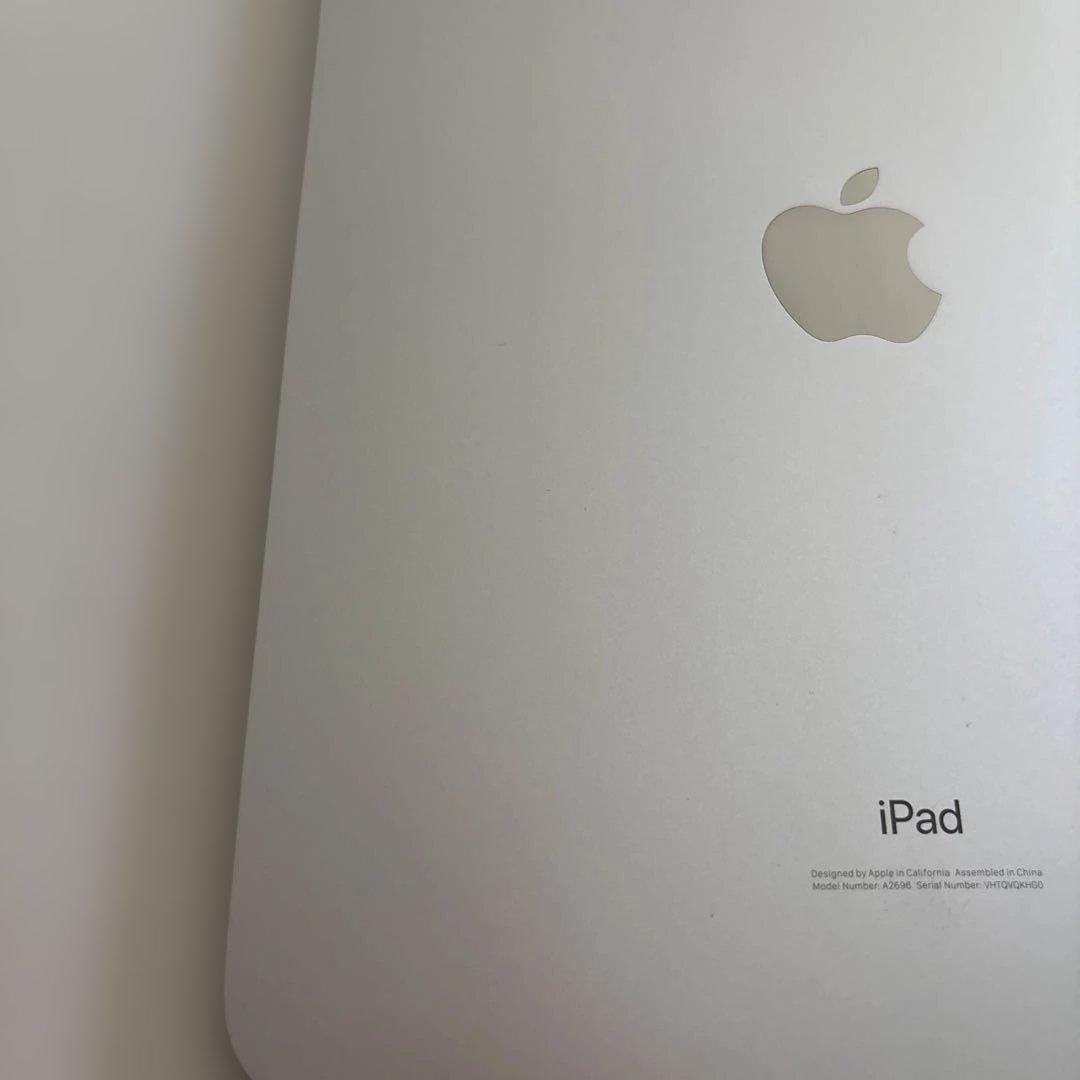 iPad 第10世代 Wi-Fi64GB シルバー （ケース付き）