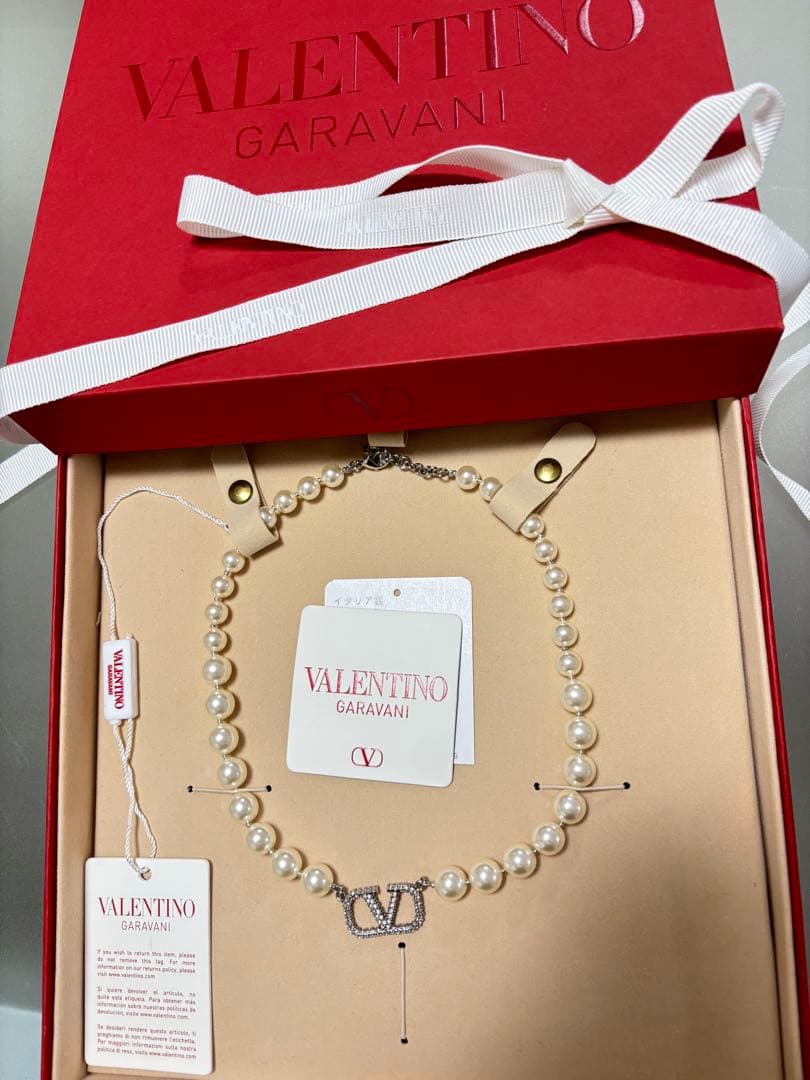 y！！送料無料！VALENTINO シグニチャー パール　Ｖロゴネックレス