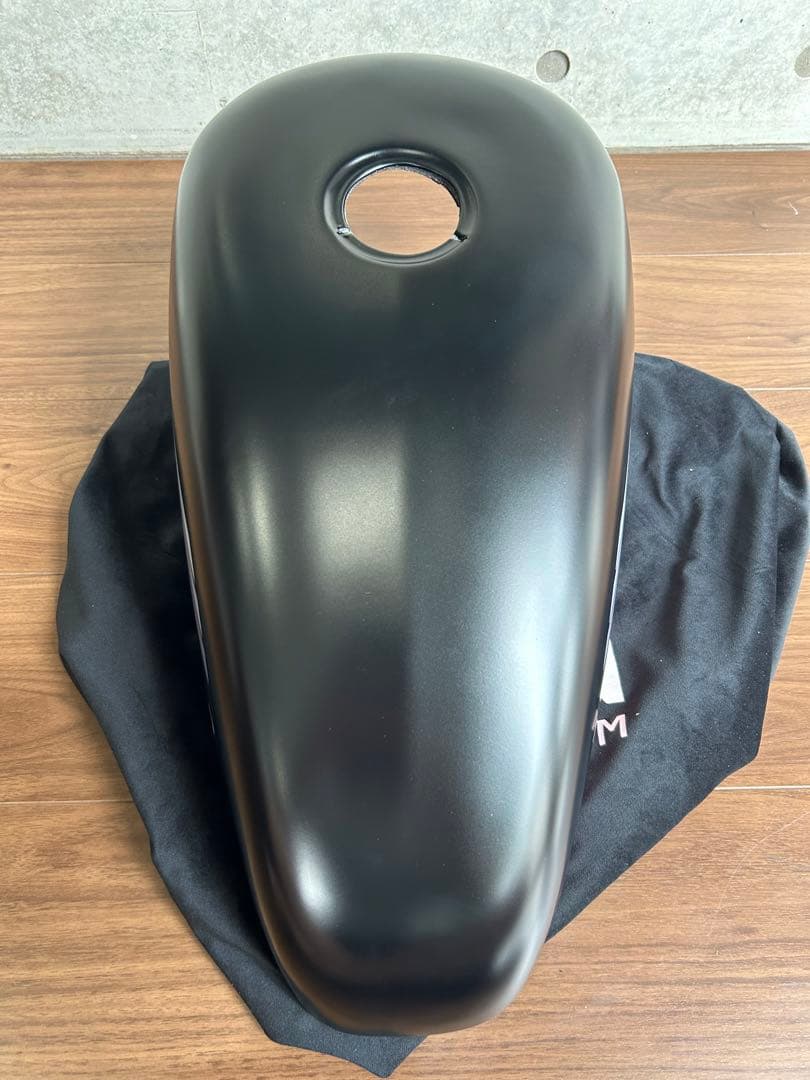 サイモンカスタム社製タンクカバーXL883N / XL1200NS など