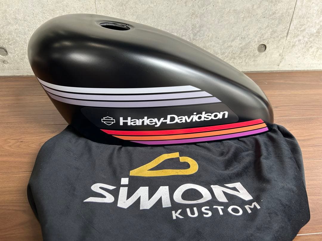 サイモンカスタム社製タンクカバーXL883N / XL1200NS など