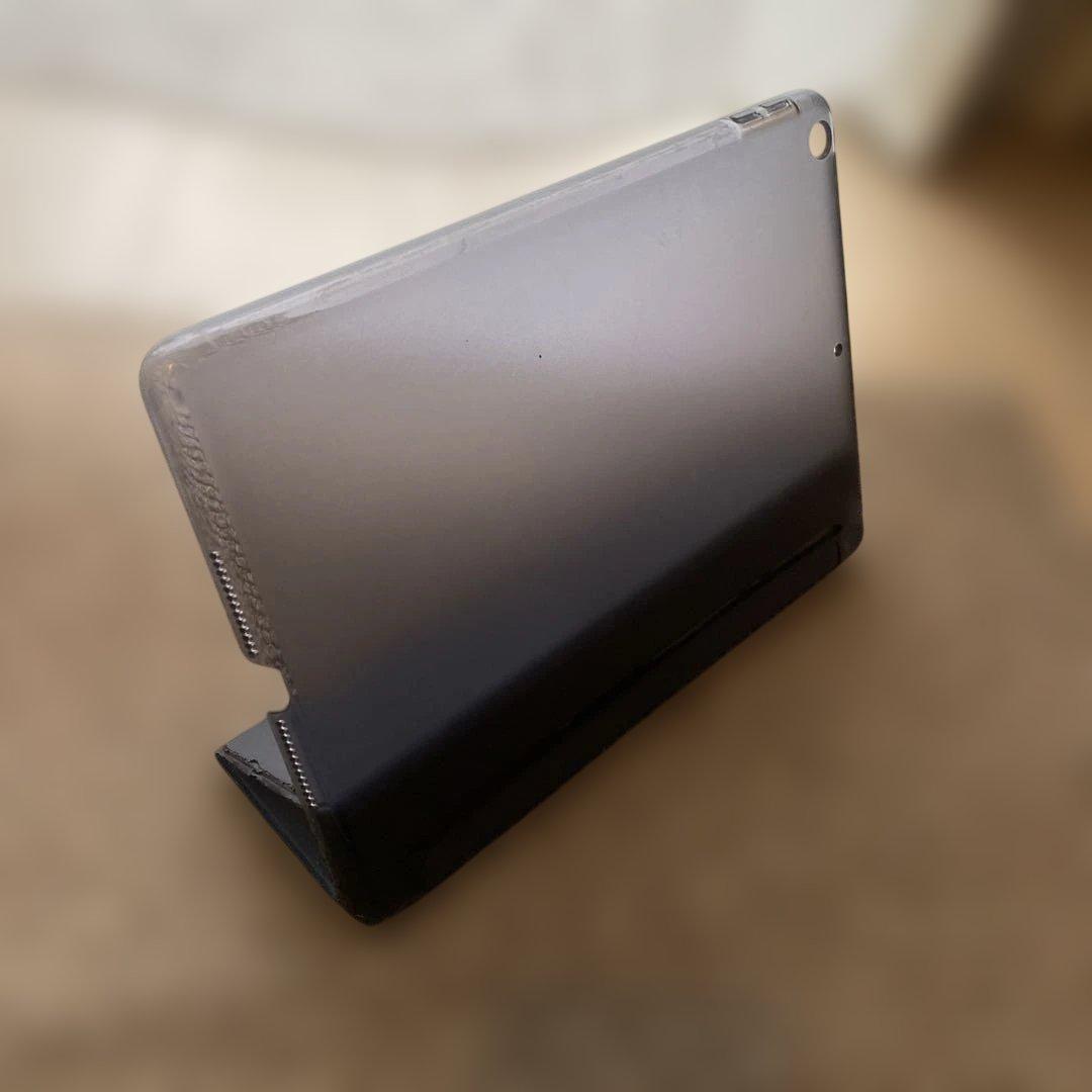 Apple iPad シルバー 第6世代32GB Wi-Fi保護フィルム貼付