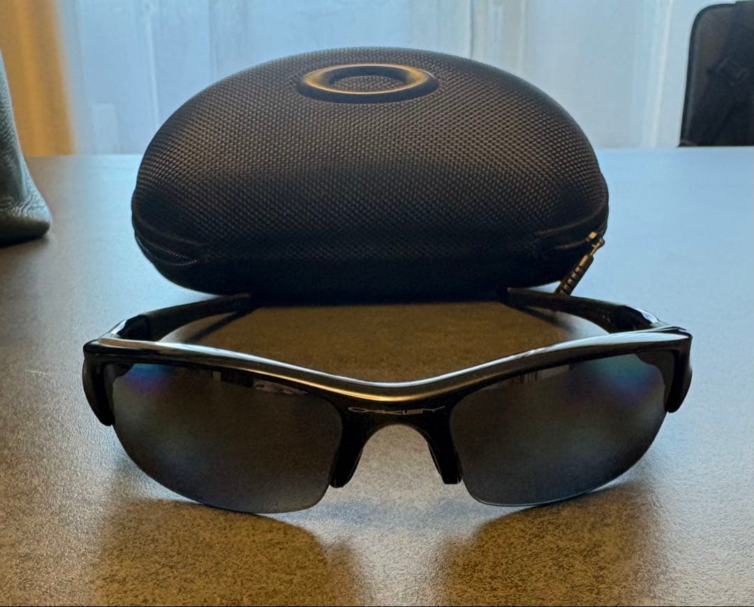 新品同様　Oakley ブラック サングラス ケース付き