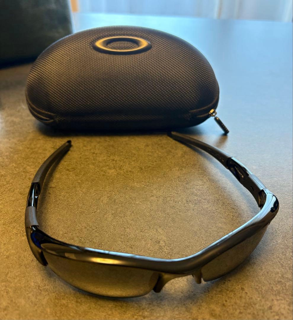 新品同様　Oakley ブラック サングラス ケース付き
