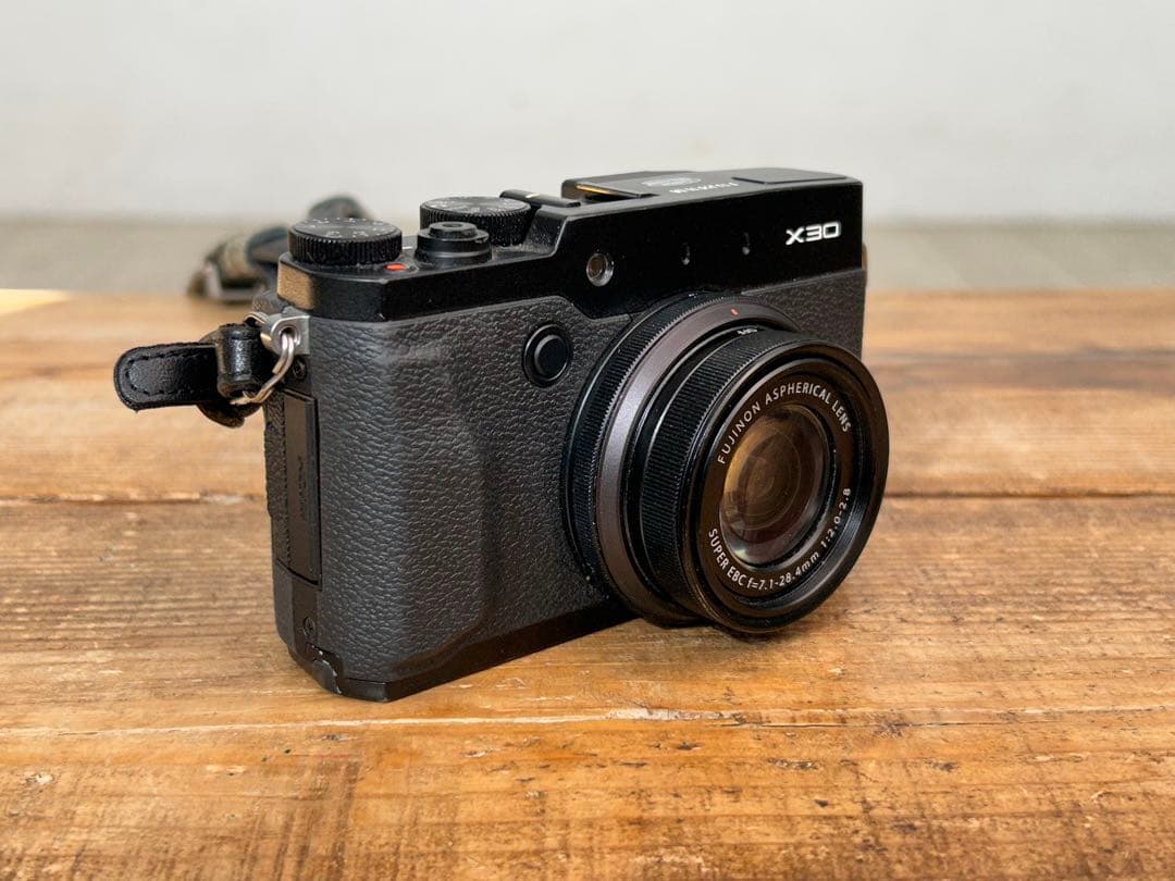 富士フイルム X30 コンパクトデジタルカメラ