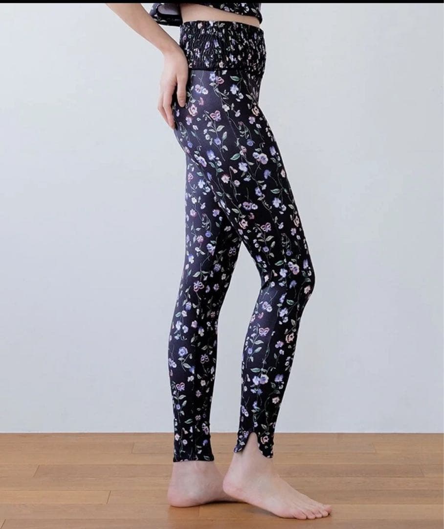 最終値下げ新品タグ有SUKALAスカーラフラワーシャーリングレギンス パンジーＬ