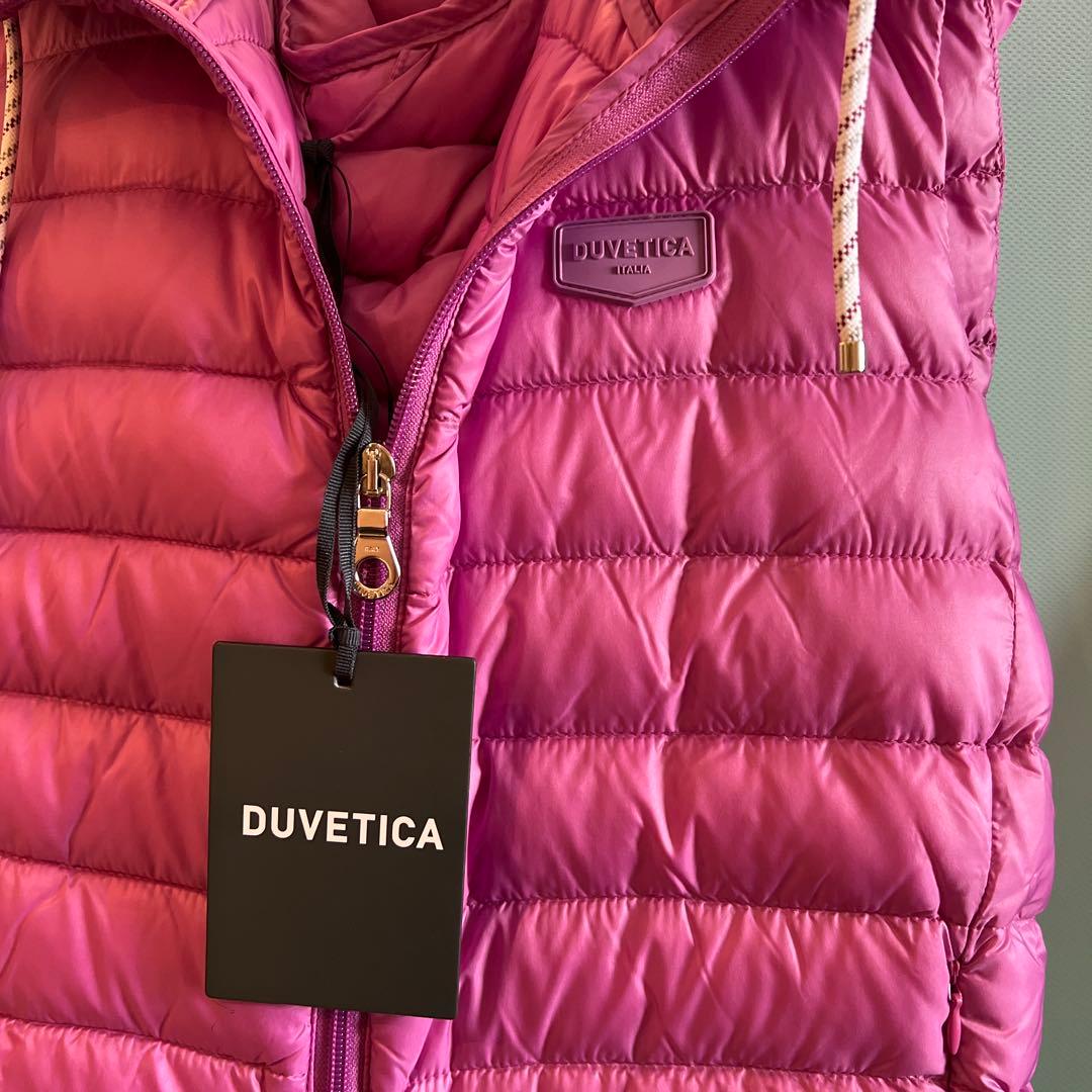 ダウンベスト色は落ち着くピンク 今年の冬は暖かく 袖がない分動きやすいですよ