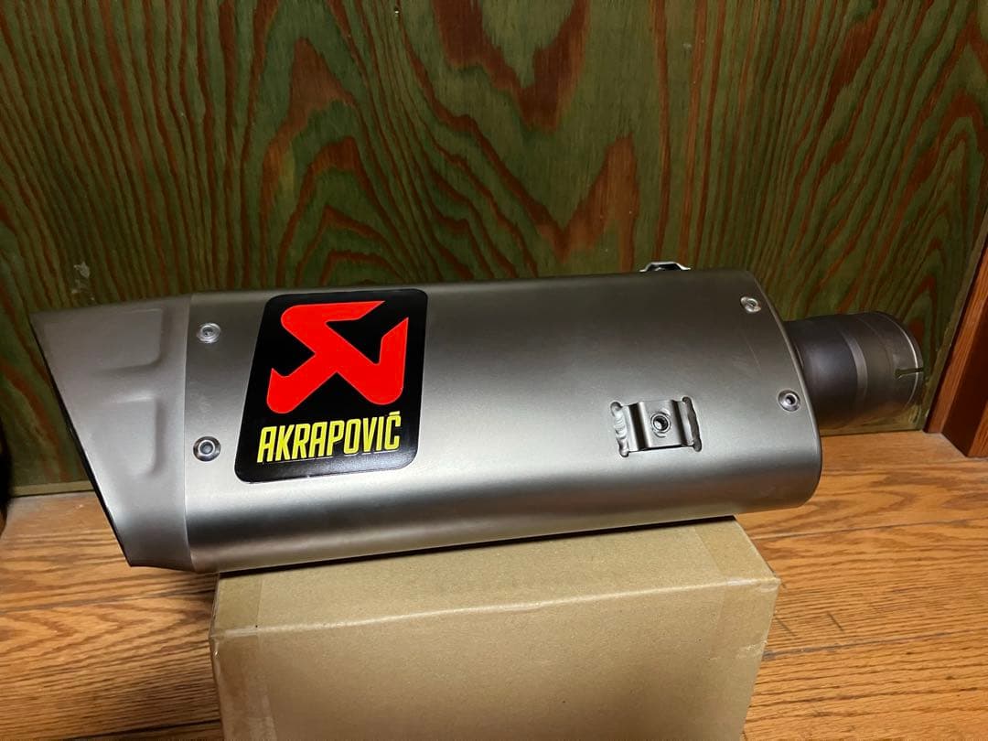 YZF−R1 2CR アクラポビッチ　スリップオンマフラー　チタン