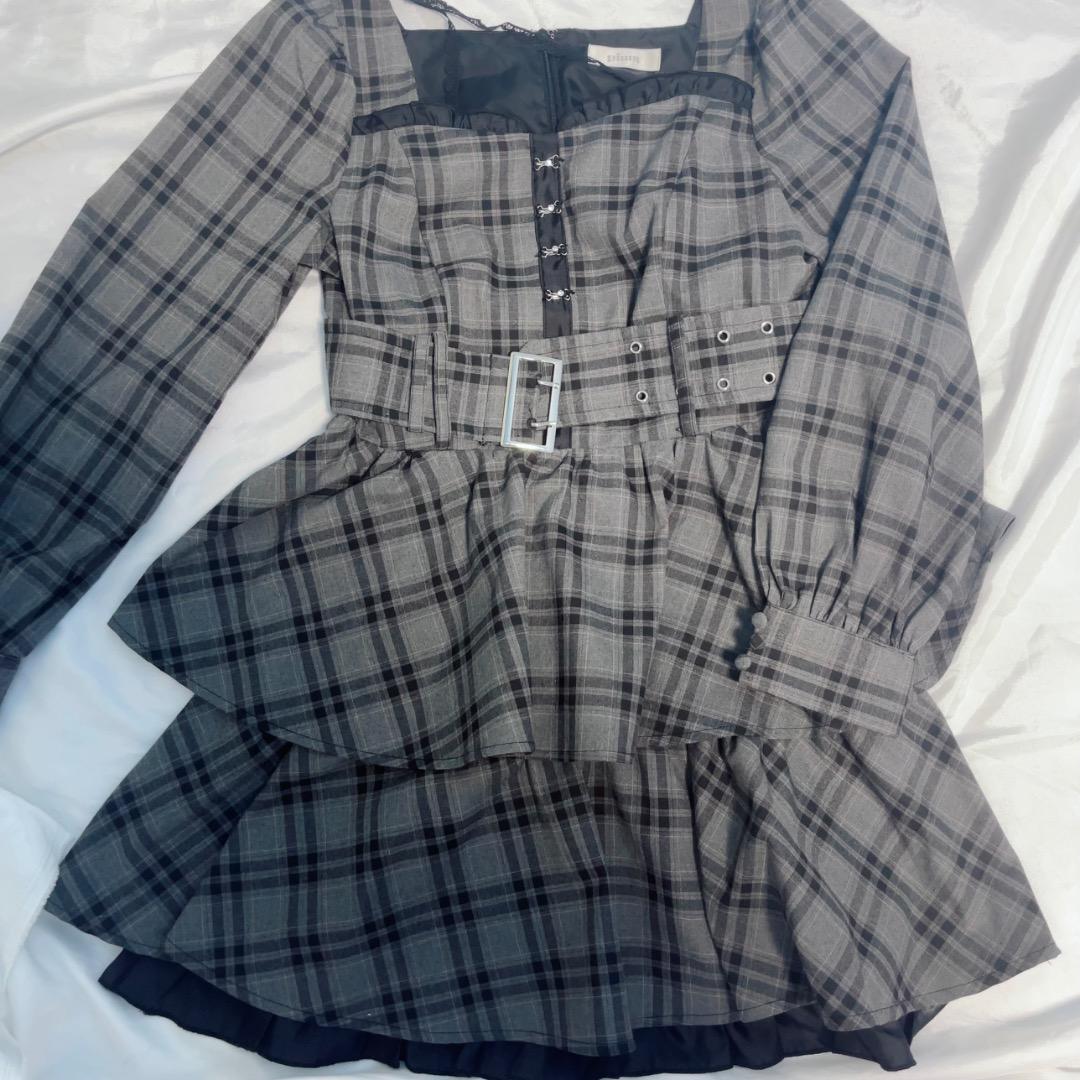 pium フロントホックティアードミニワンピース