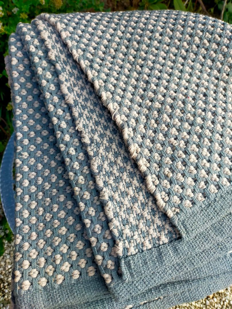 ダブルデイ阪急　インド産　ラグマット　グレーとベージュのポンポン模様