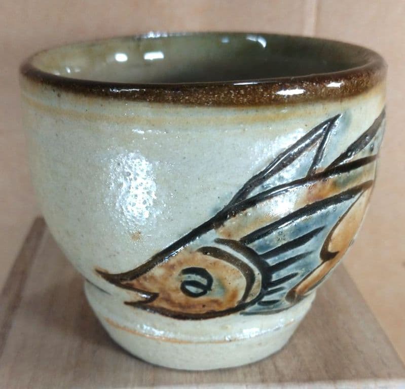 【本物保証】金城次郎 古酒呑(魚紋クース呑) 共箱 栞 人間国宝 壺屋焼 壷屋焼