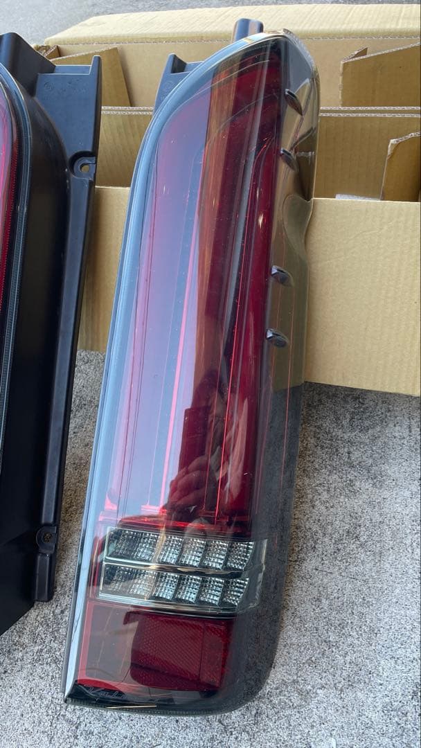 ハイエース200系　テールランプ左右　ジャンク品