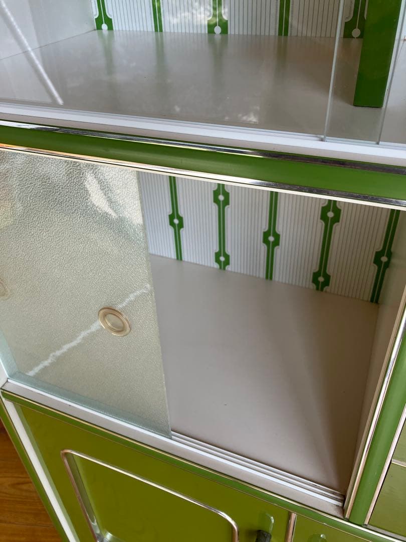 昭和レトロポップ　緑色 食器棚 ガラス棚付き