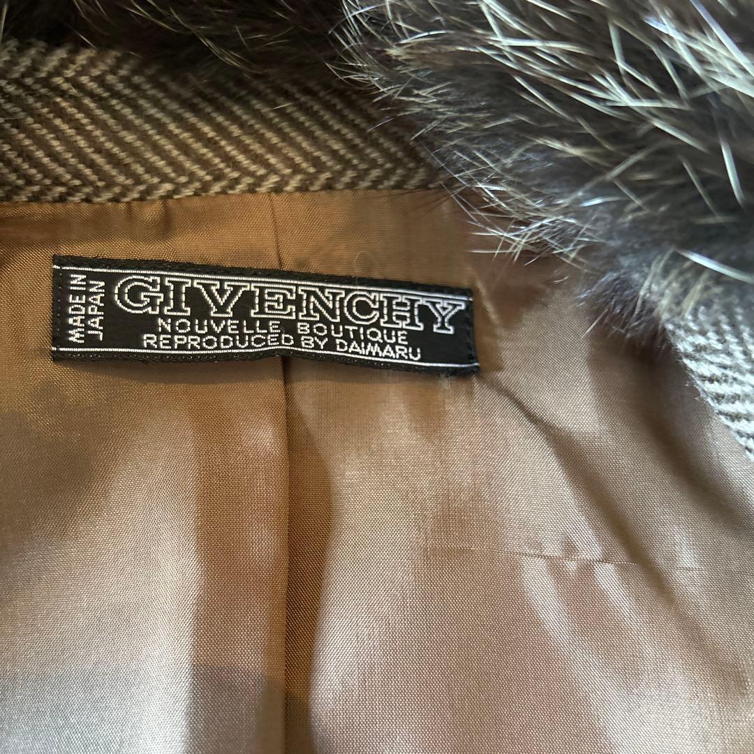 私の愛するジバンシーフォー付きグリーンスーツ