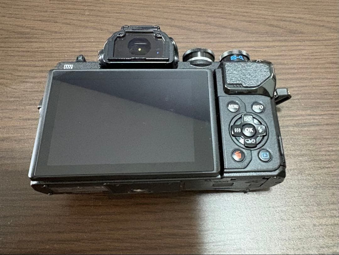 OLYMPUS OM-D E-M10 Mark III 本体とレンズ2本付き