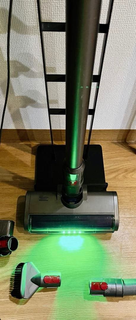 Dyson V8 Fluffy Plus ダイソン LEDヘッド付 スタンド付