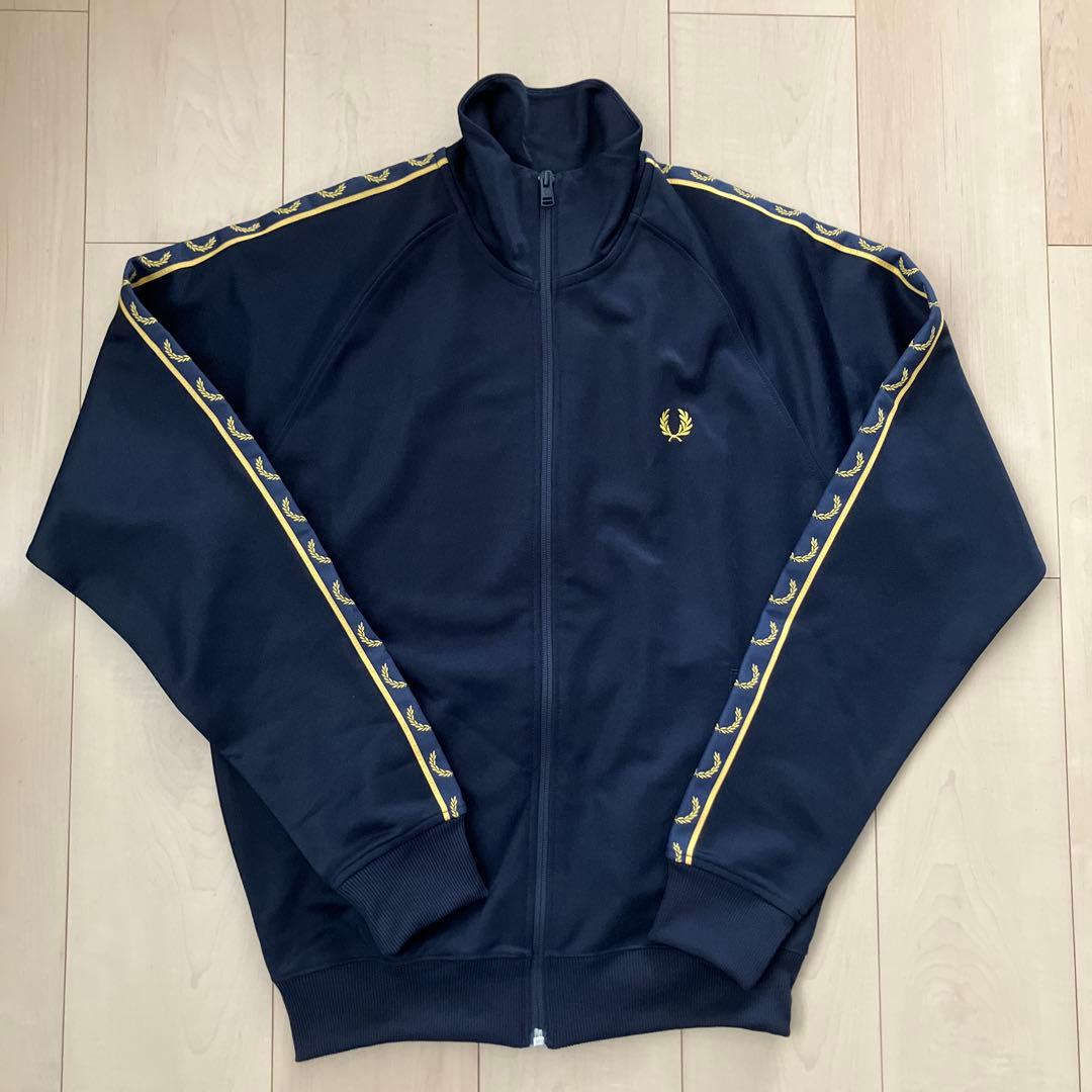 FRED PERRY トラックジャケット　 黒×金色　Sサイズ