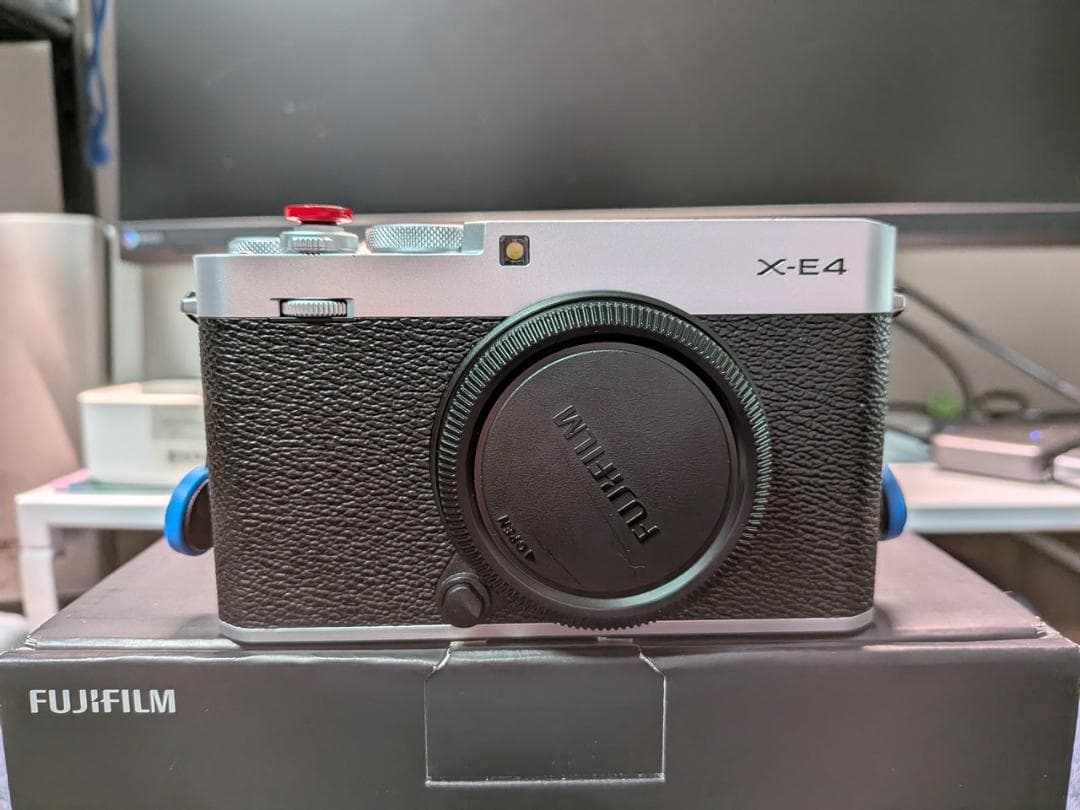 美品 FUJIFILM X-E4 ボディ シルバー（アクセサリー付属）