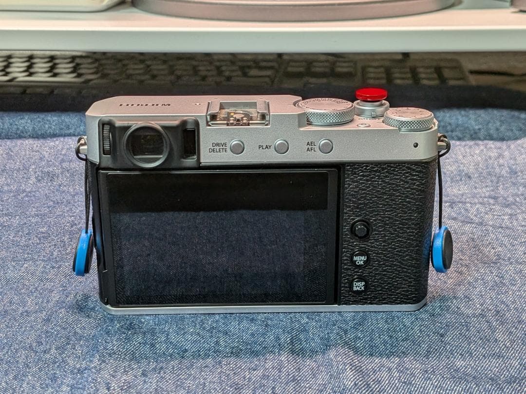 美品 FUJIFILM X-E4 ボディ シルバー（アクセサリー付属）