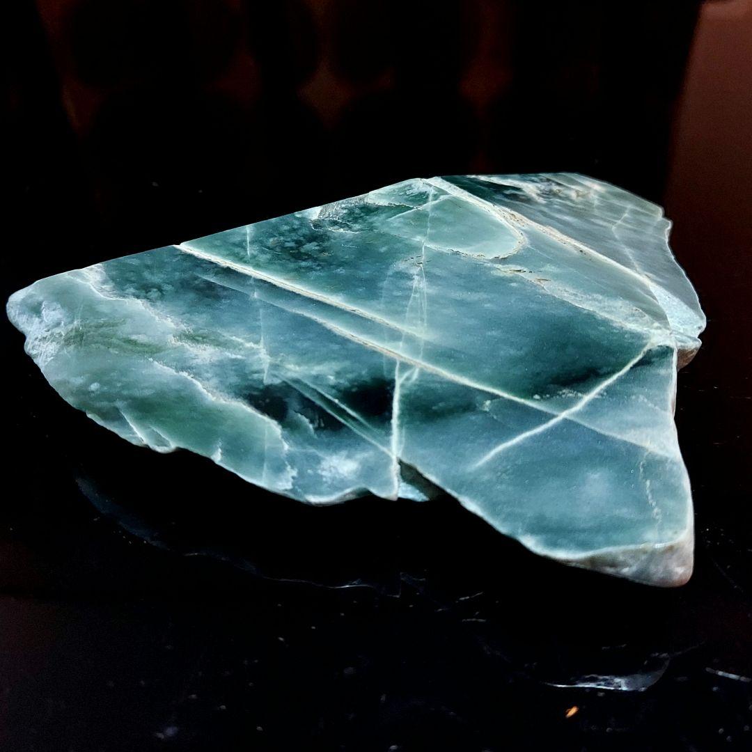 希少！独特のブルーグリーンが綺麗な グアテマラ翡翠 原石 ほぼ全面磨き 526