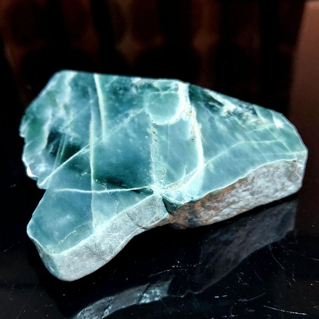 希少！独特のブルーグリーンが綺麗な グアテマラ翡翠 原石 ほぼ全面磨き 526