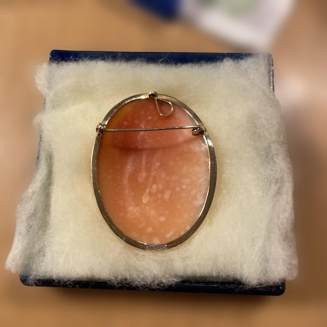 未使用品【イタリアローマのカメオ専門店で購入】カメオブローチ 女性の横顔 花