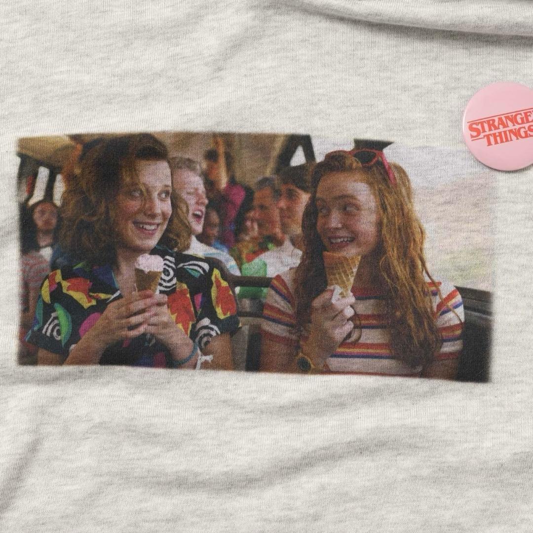 ✧【STRANGER THINGS】コラボ 缶バッチ付きパーカー Mサイズ