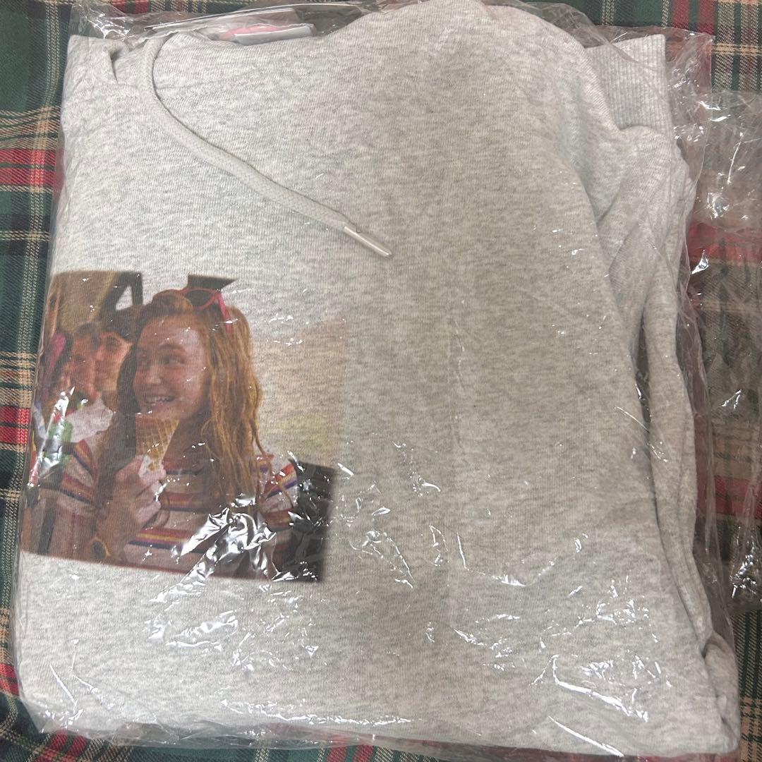 ✧【STRANGER THINGS】コラボ 缶バッチ付きパーカー Mサイズ