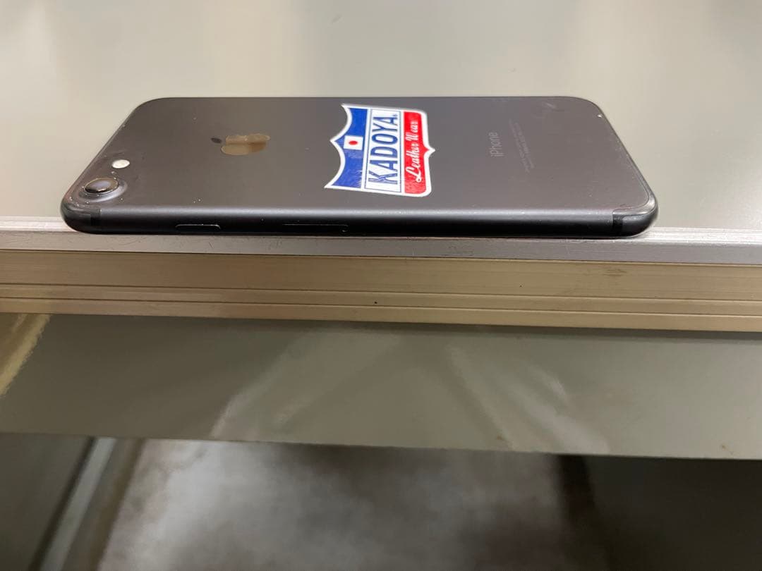 AppleアップルiPhoneアイホン7ブラックKADOYAステッカー付き 中古