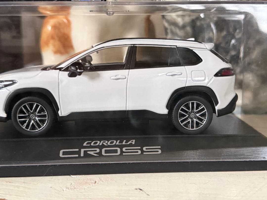 新型COROLLA CROSS ホワイトパールマイカ 1/30 カラーサンプル