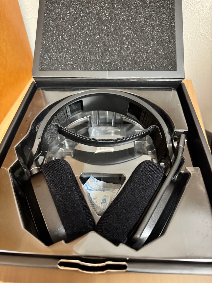 ヘッドホン Corsair HS80 RGB WIRELESS