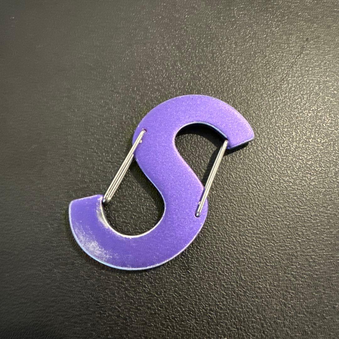 supreme sロゴ　キーホルダー　カラビナ　キーチェーン　パープル