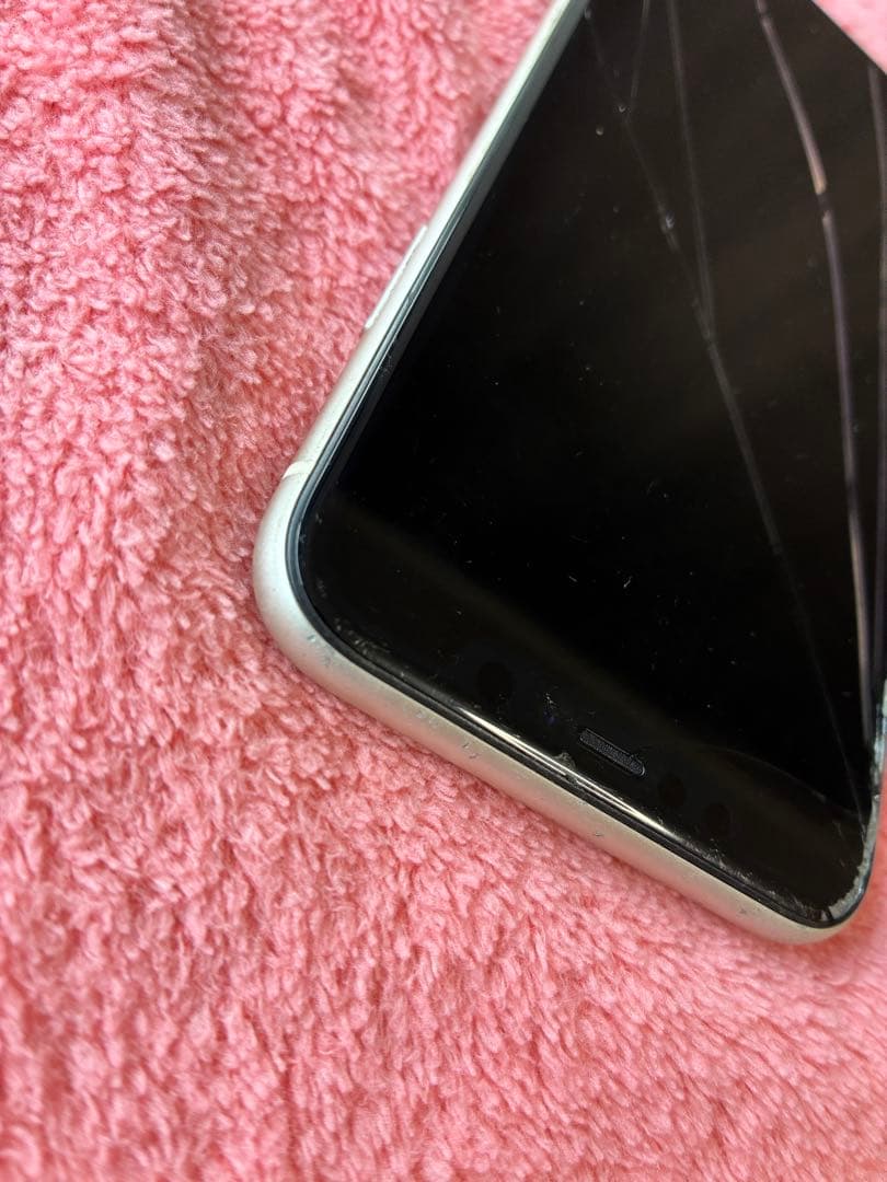 【画面割れ】iPhone 11 本体 ホワイト128GB