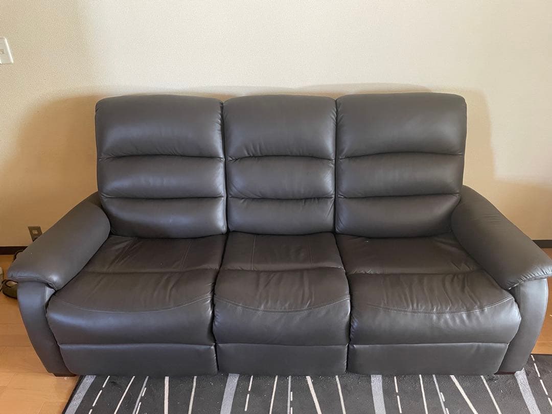 26日限定値下げ　ダークブラウン　本革　カップホルダー付きソファUSBポート付き