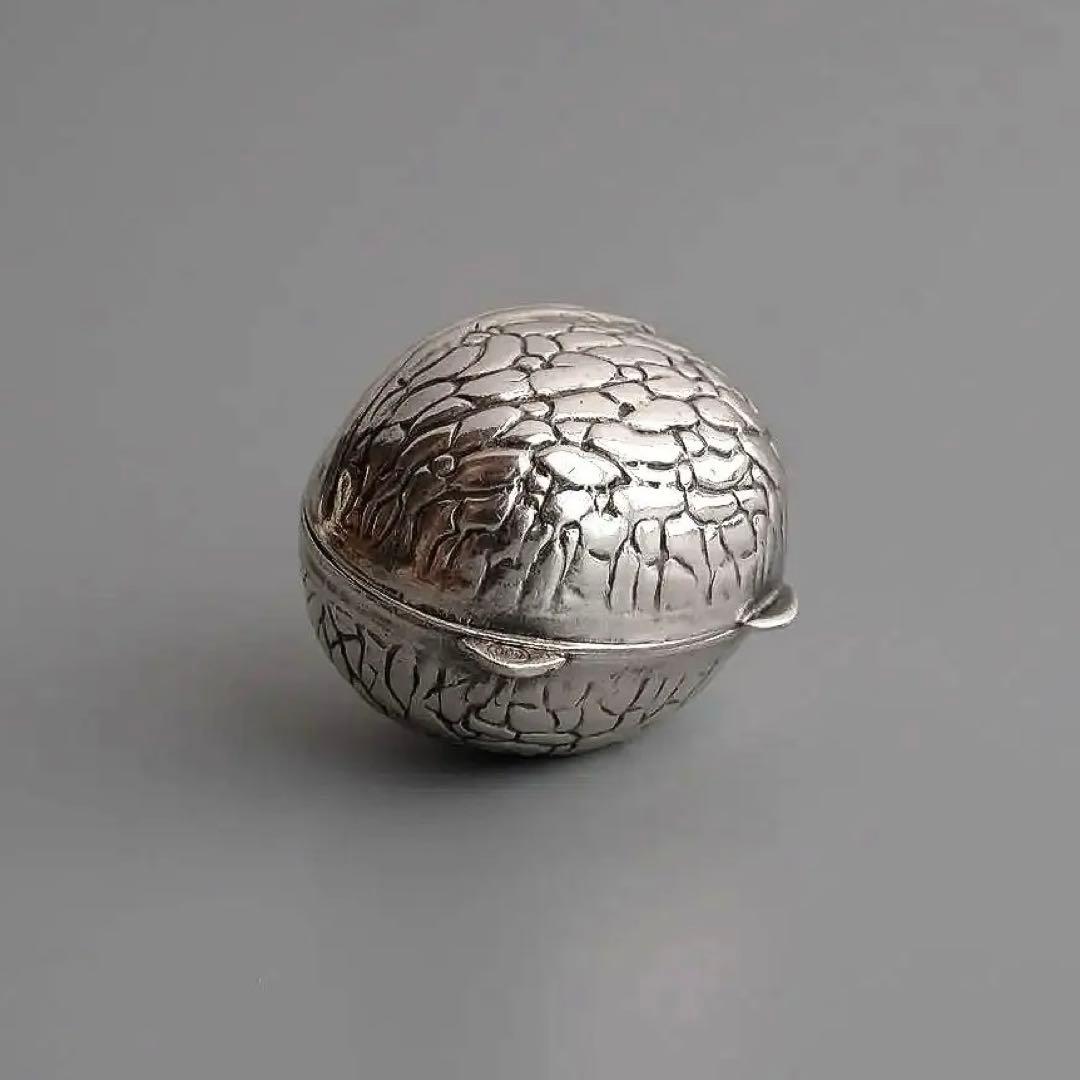 1950年代のヨーロッパ製、クルミ型のヴィンテージ純銀小物入れ