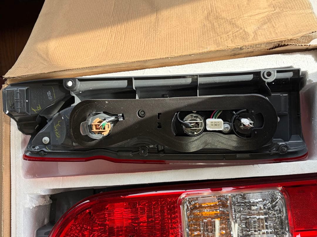 ハイエース 200系 純正テールランプ左右セット