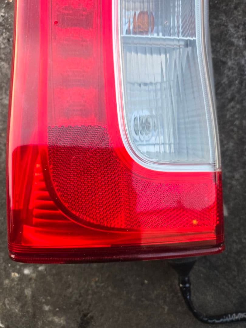 LA600S 　ダイハツ　タント　前期　テールランプ