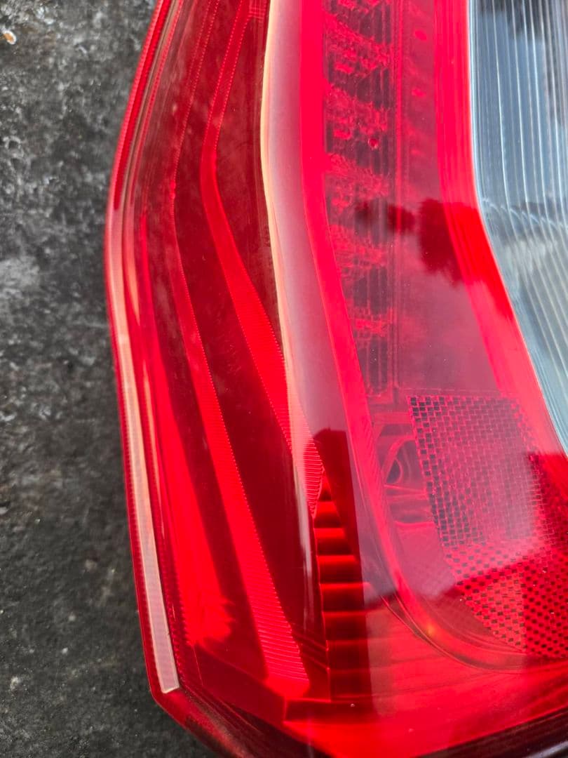 LA600S 　ダイハツ　タント　前期　テールランプ