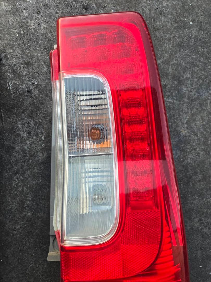LA600S 　ダイハツ　タント　前期　テールランプ