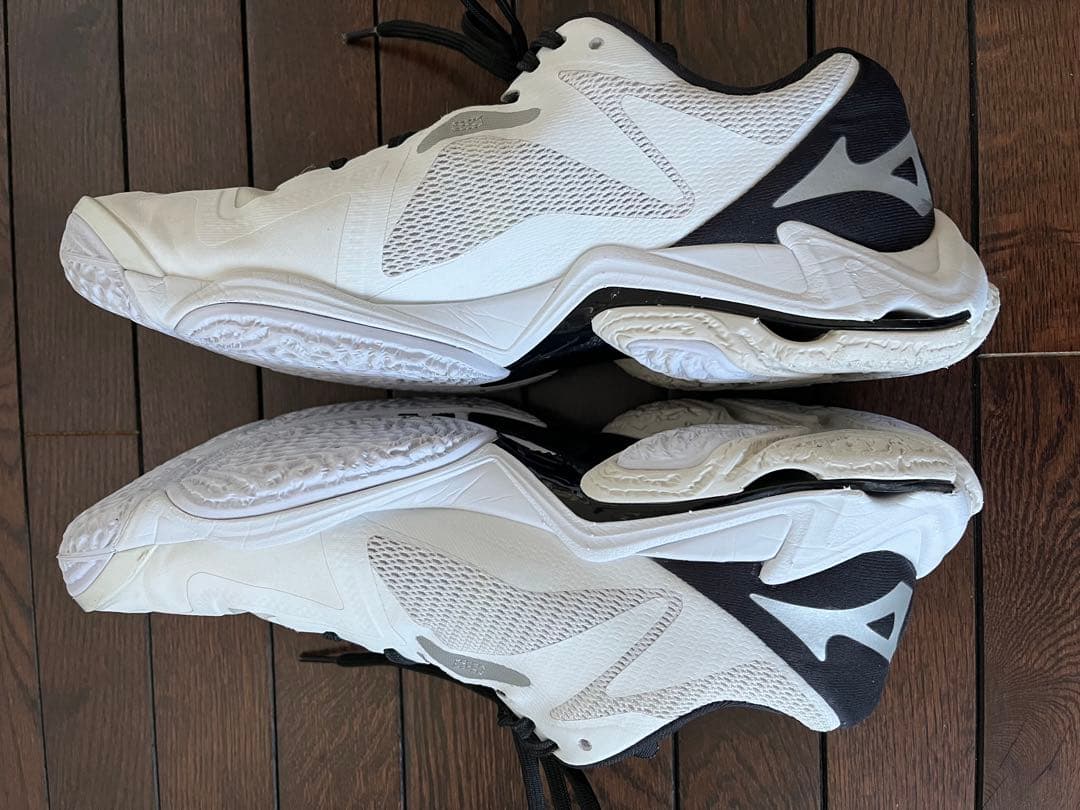 ミズノバレーボールシューズ ウェーブライトニング Z8 27.5センチ