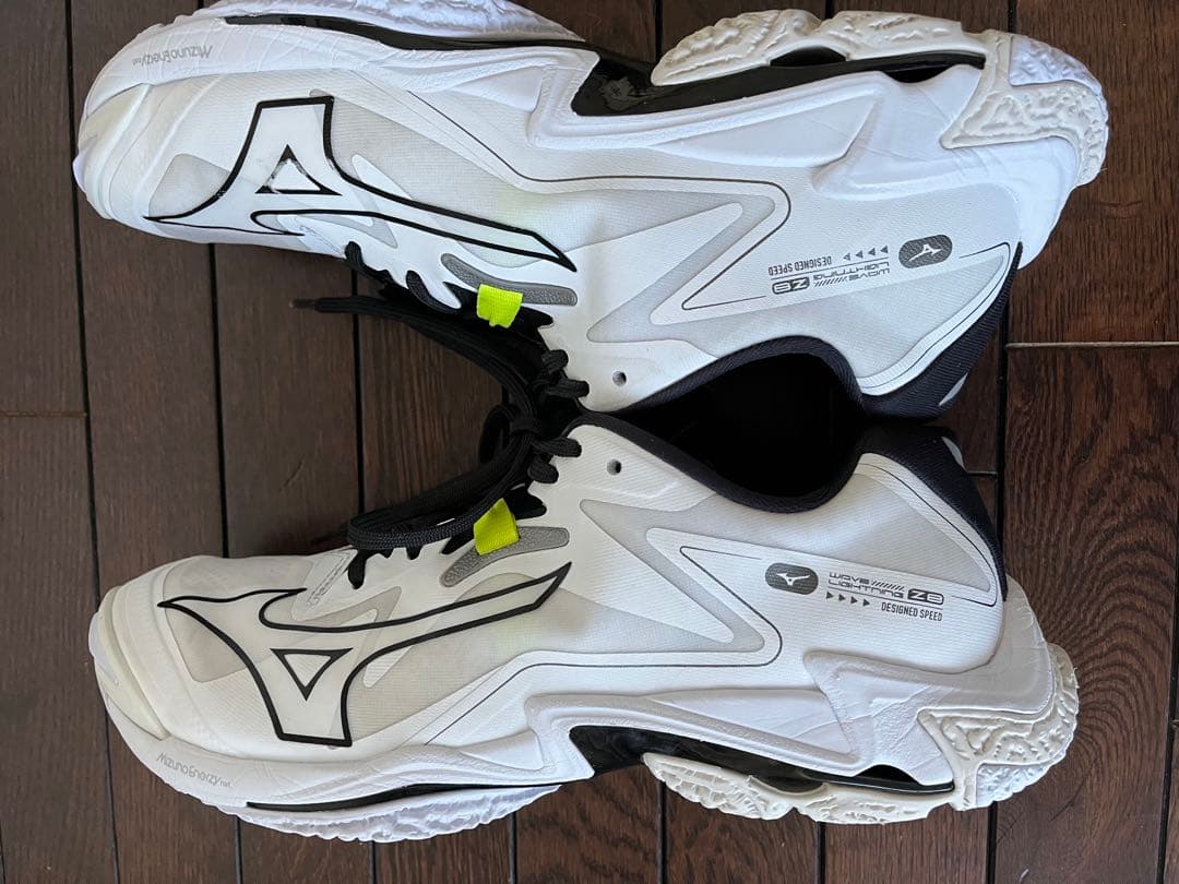 ミズノバレーボールシューズ ウェーブライトニング Z8 27.5センチ