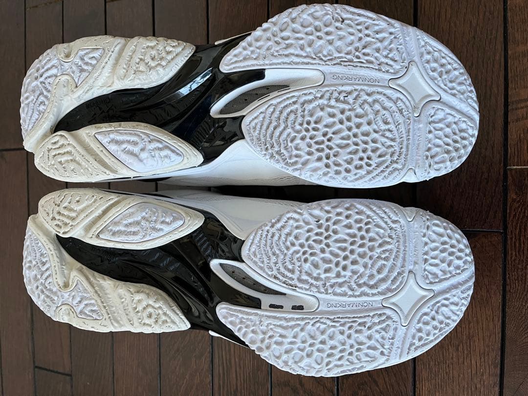 ミズノバレーボールシューズ ウェーブライトニング Z8 27.5センチ