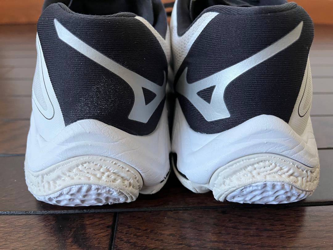 ミズノバレーボールシューズ ウェーブライトニング Z8 27.5センチ