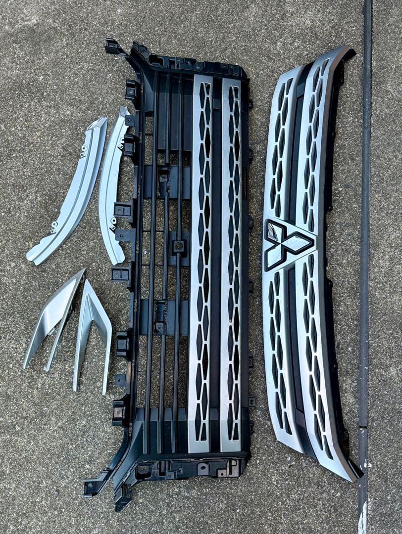 後期デリカD5 フロントグリル