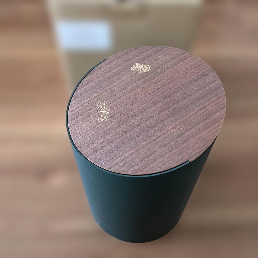緑色の円筒形ごみ箱 木製蓋付き